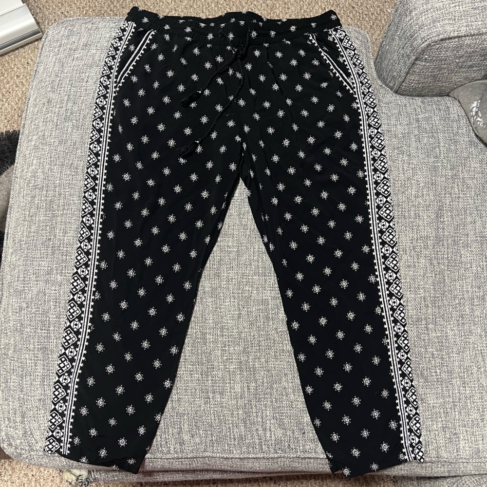 Old Navy Black and White Patterned Pants